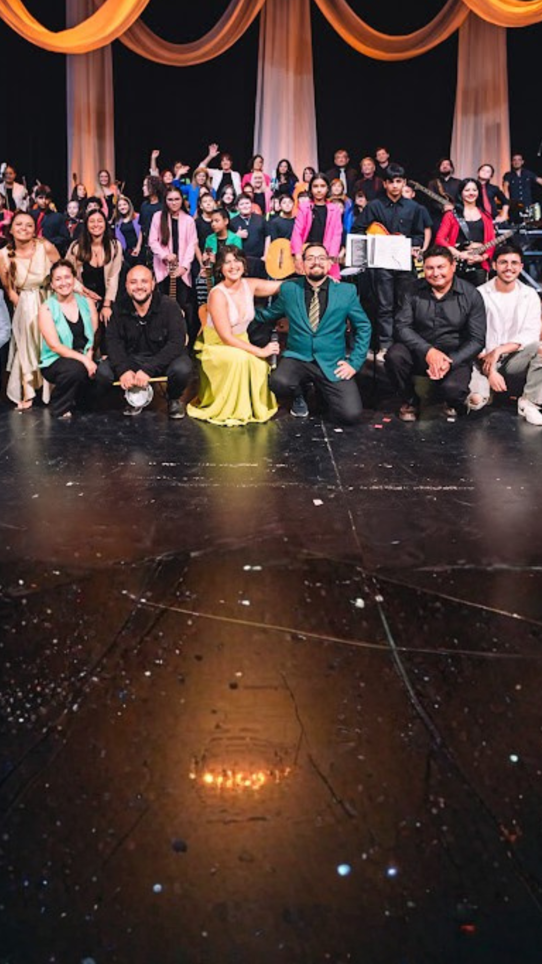 Comunidad de Academia La Clave al finalizar una presentación musical